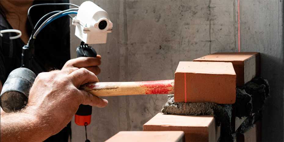 The computer programme of the ETH spin-​off helps the bricklayers to position the bricks with millimetre precision.&nbsp;(Photograph: ETH Zürich / Michael Lyrenmann)