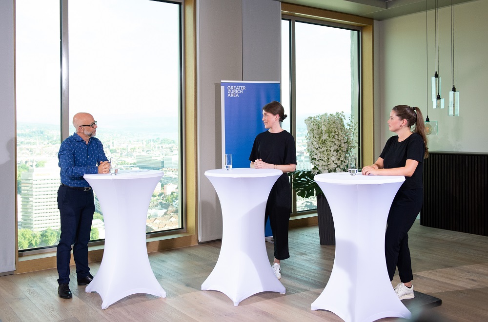 Moderator Urs Bucher (TEDxZurich) and the entrepreneurs Anna Martin-Niedecken (Sphery) and Séverine Chardonnens (IDUN Technologies) discuss the impact of COVID-19 on their start-ups (from left to right). 